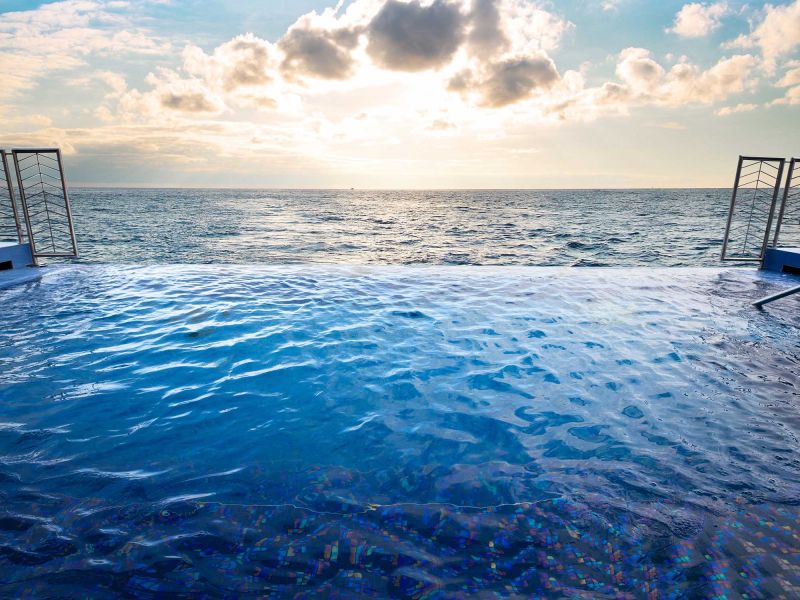 Seven Seas Explorer - Infinity Pool